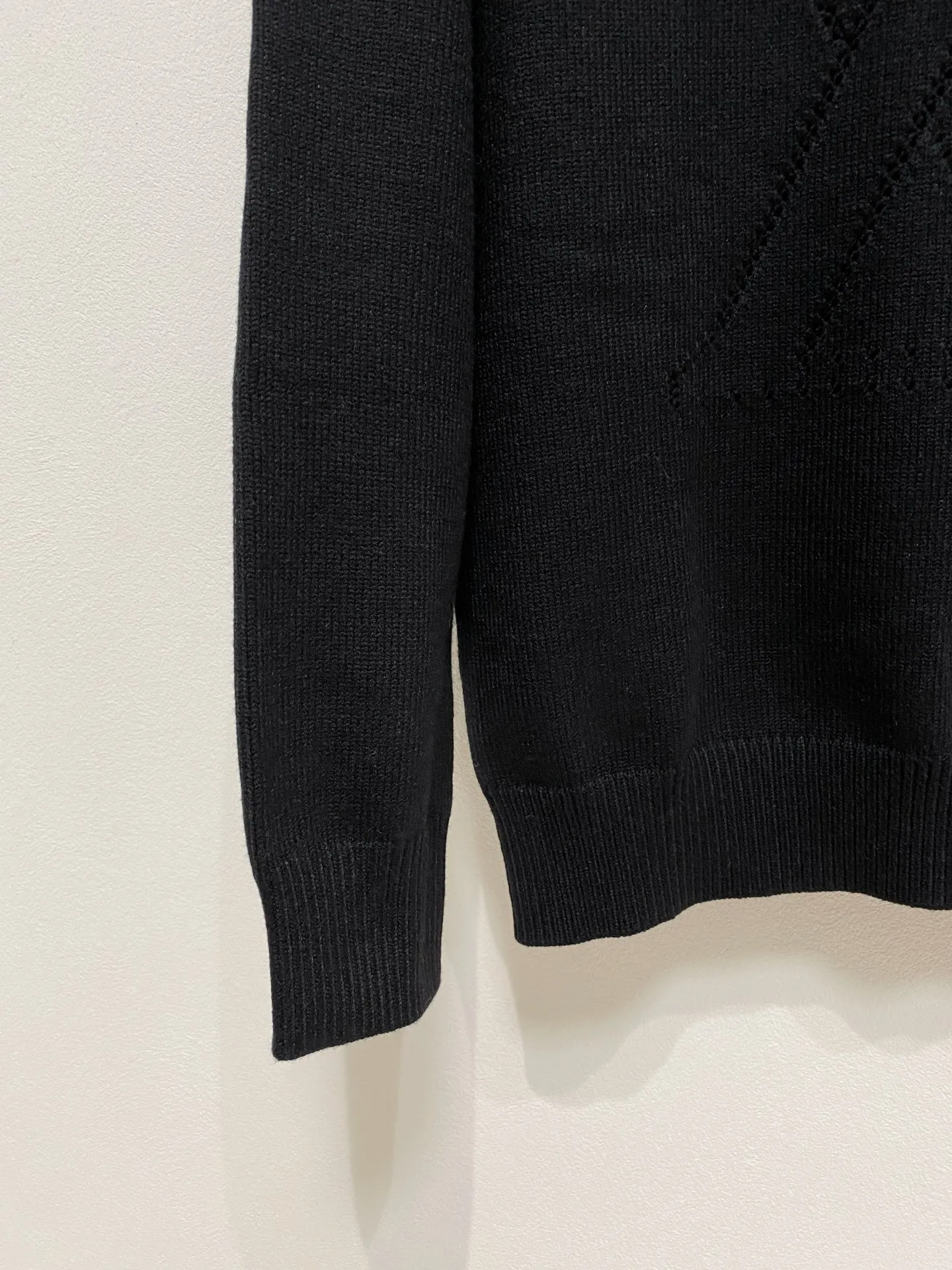🅿️440 LV crew neck sweater, made of wool blended yarn, has good warmth retention, fluffy and soft, doubles skin care, giving you a lightweight wearing experience. High-quality natural fibers ensure high-quality life. The whole piece adopts solid color single-sided craftsmanship, leaving loose space when fit, solid color plain weave, neat texture, solid color design, durable and high-end. The workmanship is meticulous, fashionable and versatile. The reverse shoulder design is simple and comfortable. At the same time, it uses counter stitching to highlight the quality in the details, making the temperament more low-key, restrained, calm and stylish, and better showing the clean and tidy side of successful men. The collar, cuffs, and hem are made of dense rib weaving, which is tight and elastic, not easy to deform, and highlights the details and texture. Whether worn alone or layered, it can not only give you a warm feeling, but also give you a sophisticated sense of fashion.      Size: M-XXXL